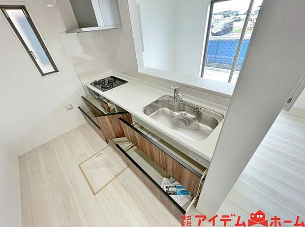 キッチン ダイニングに面した対面式キッチンでは、できたてのお料理がすぐテーブルに出せます