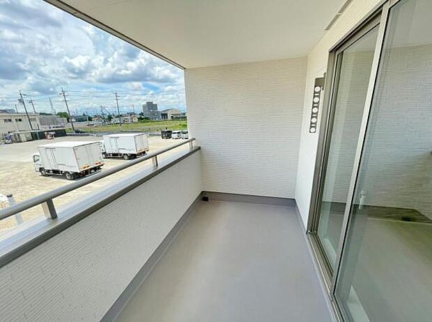 バルコニー 広々としたバルコニーには洗濯物もたくさん干せます