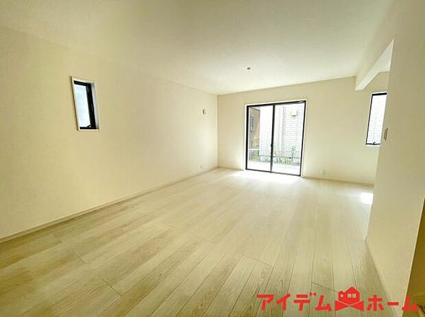 リビング 南向きのため明るい陽射しが射し込みます♪