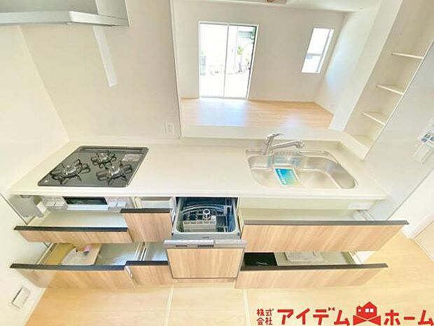 カウンターキッチン 料理をしながら家族とコミュニケーションが図れます。 キッチンの反対側からも料理や片付けに参加しやすいです♪