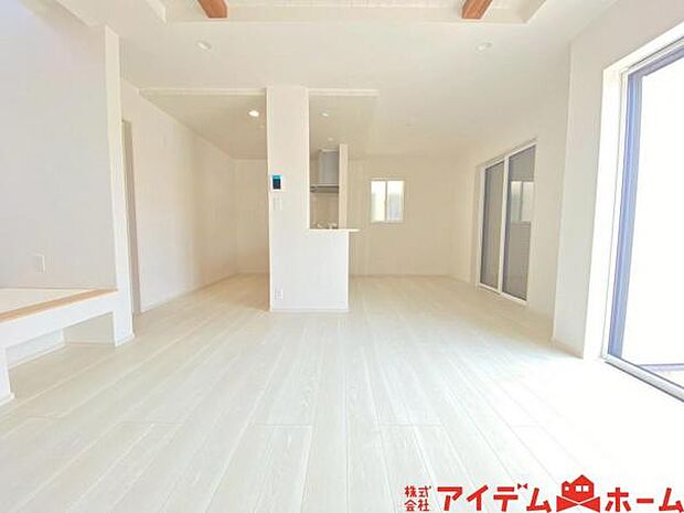 リビング 南向きのため明るい陽射しが射し込みます♪