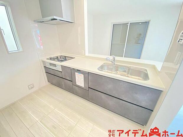 カウンターキッチン 料理をしながら家族とコミュニケーションが図れます。 キッチンの反対側からも料理や片付けに参加しやすいです♪