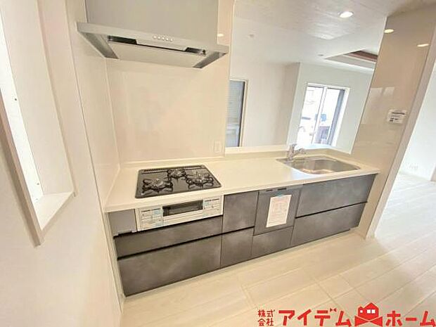 カウンターキッチン 料理をしながら家族とコミュニケーションが図れます。 キッチンの反対側からも料理や片付けに参加しやすいです♪