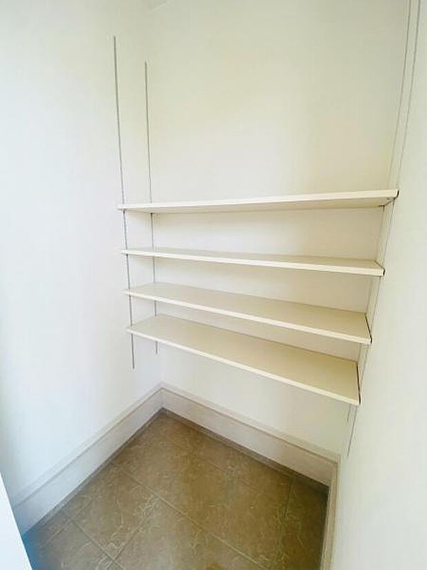 ゴルフバッグやベビーカーなどの収納に便利なシューズインクローゼット付