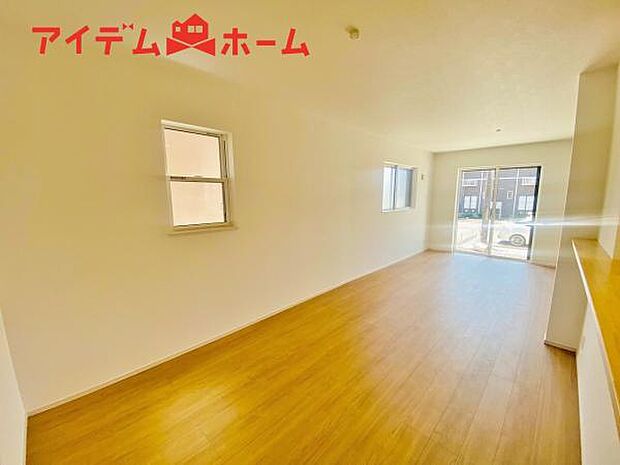 リビング 南向きのため明るい陽射しが射し込みます♪