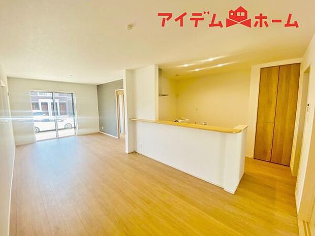 リビング 南向きのため明るい陽射しが射し込みます♪