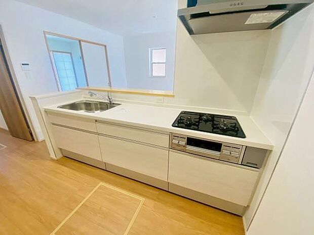 キッチン ダイニングに面した対面式キッチンでは、できたてのお料理がすぐテーブルに出せます