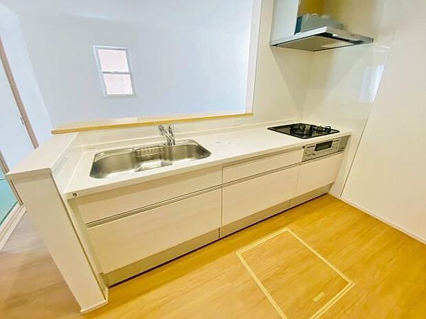 キッチン ダイニングに面した対面式キッチンでは、できたてのお料理がすぐテーブルに出せます