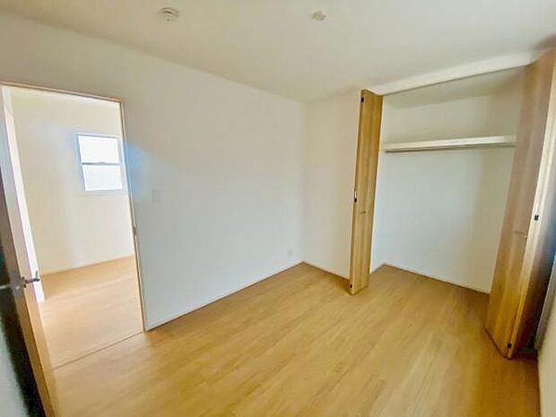 洋室 明るい洋室ではのんびりとお過ごしできます☆