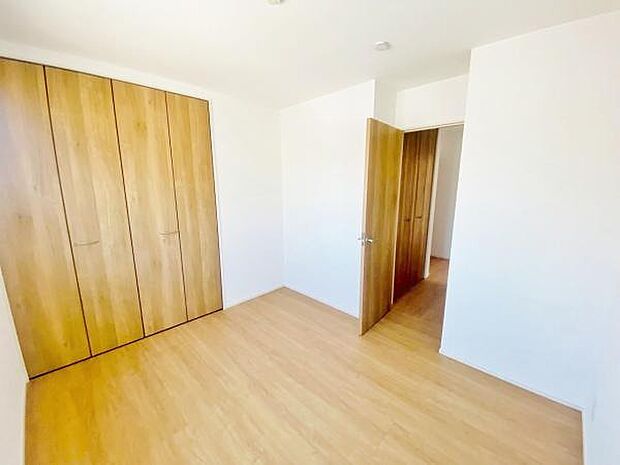 洋室 明るい洋室ではのんびりとお過ごしできます☆