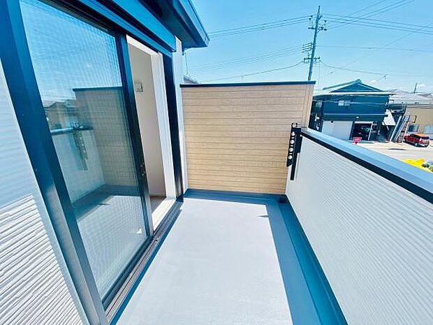 バルコニー 広々としたバルコニーには洗濯物もたくさん干せます