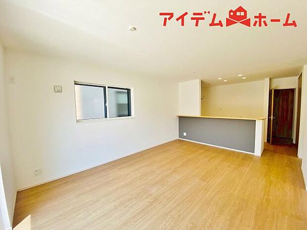 リビング 南向きのため明るい陽射しが射し込みます♪ 