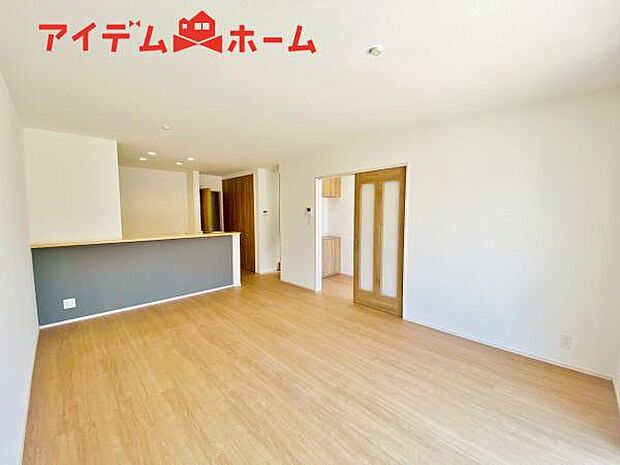 リビング 南向きのため明るい陽射しが射し込みます♪ 