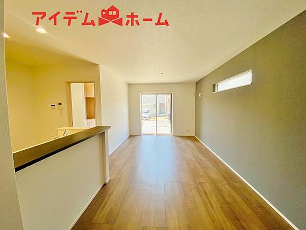 リビング 南向きのため明るい陽射しが射し込みます♪ 