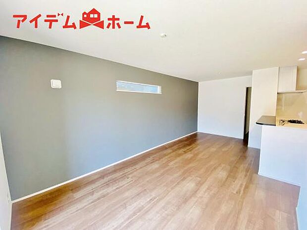 リビング 南向きのため明るい陽射しが射し込みます♪