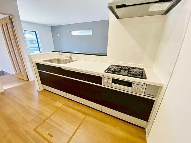 キッチン ダイニングに面した対面式キッチンでは、できたてのお料理がすぐテーブルに出せます 