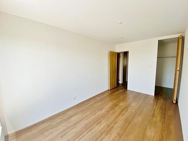 洋室 明るい洋室ではのんびりとお過ごしできます☆