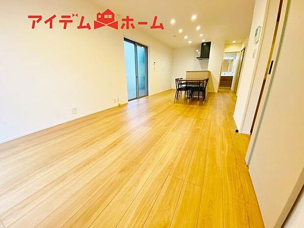 リビング 南向きのため明るい陽射しが射し込みます♪ 