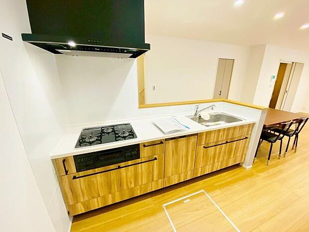 キッチン ダイニングに面した対面式キッチンでは、できたてのお料理がすぐテーブルに出せます 