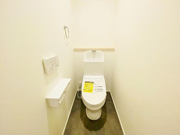 トイレ トイレには快適な温水洗浄便座付き 