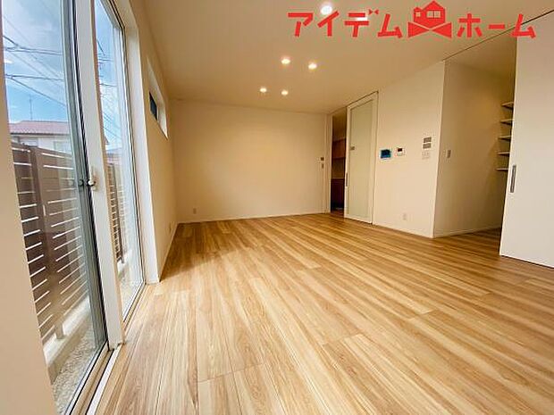 リビング 南向きのため明るい陽射しが射し込みます♪