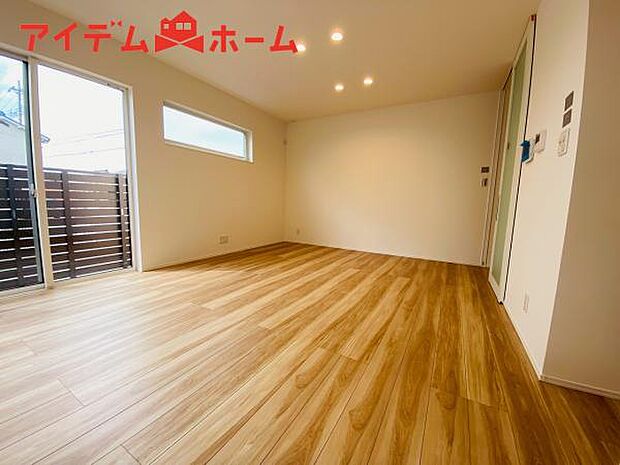 リビング 南向きのため明るい陽射しが射し込みます♪