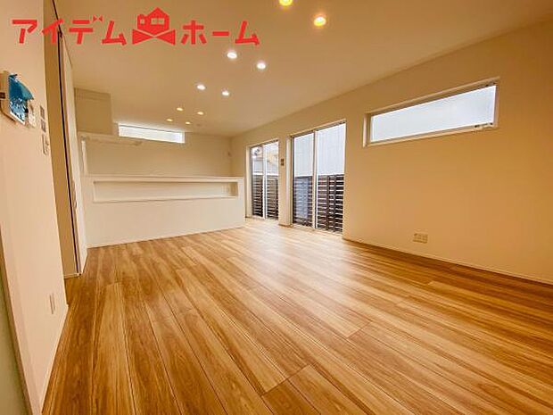 リビング 南向きのため明るい陽射しが射し込みます♪