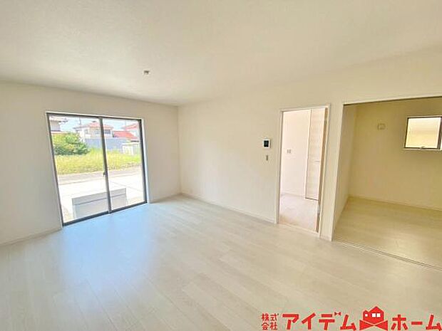 リビング 南向きのため明るい陽射しが射し込みます♪ 