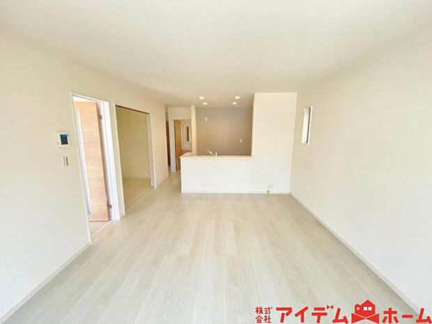 リビング 南向きのため明るい陽射しが射し込みます♪