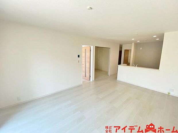 リビング 南向きのため明るい陽射しが射し込みます♪ 