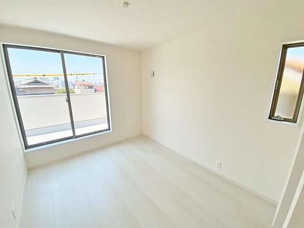 洋室 明るい洋室ではのんびりとお過ごしできます☆ 