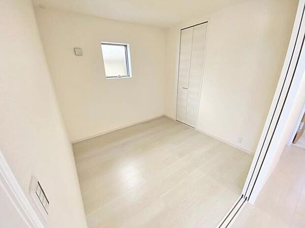 洋室 明るい洋室ではのんびりとお過ごしできます☆ 