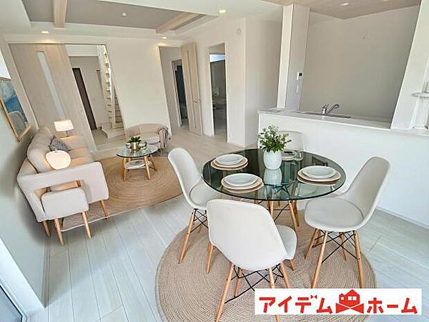 リビング 南向きのため明るい陽射しが射し込みます♪ 