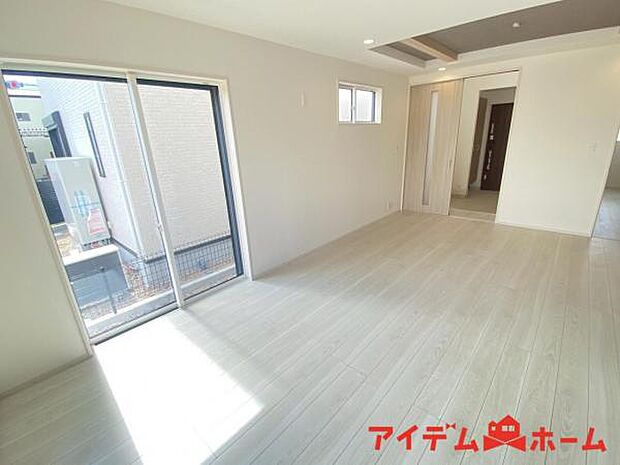 リビング 南向きのため明るい陽射しが射し込みます♪ 