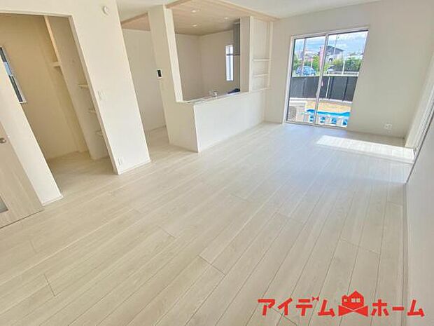 リビング 南向きのため明るい陽射しが射し込みます♪ 