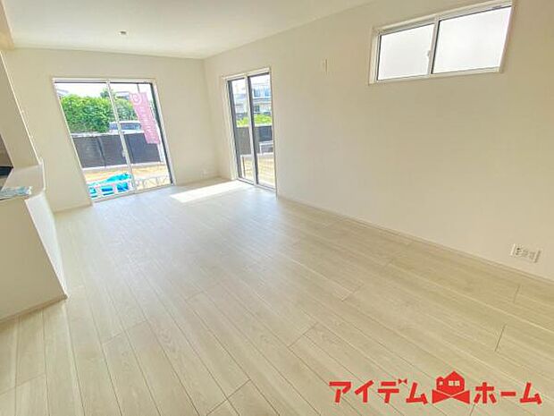 リビング 南向きのため明るい陽射しが射し込みます♪ 