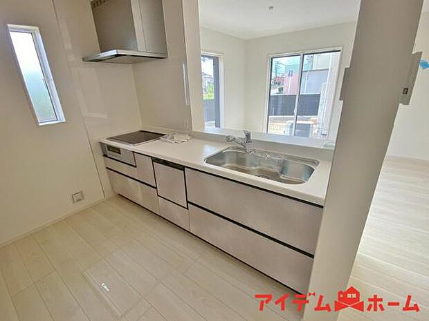 キッチン ダイニングに面した対面式キッチンでは、できたてのお料理がすぐテーブルに出せます