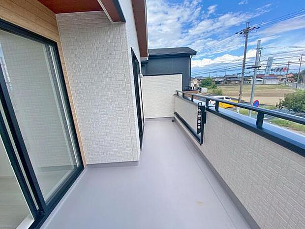 バルコニー 広々としたバルコニーには洗濯物もたくさん干せます