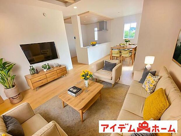 リビング 南向きのため明るい陽射しが射し込みます♪ 