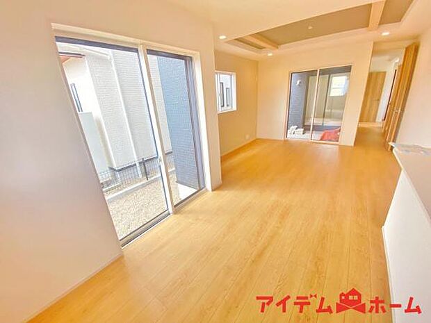 リビング 南向きのため明るい陽射しが射し込みます♪ 