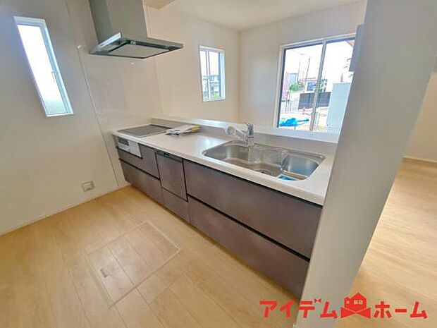 キッチン ダイニングに面した対面式キッチンでは、できたてのお料理がすぐテーブルに出せます 