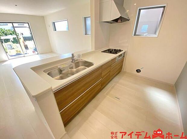 ダイニングに面した対面式キッチンでは、できたてのお料理がすぐテーブルに出せます 