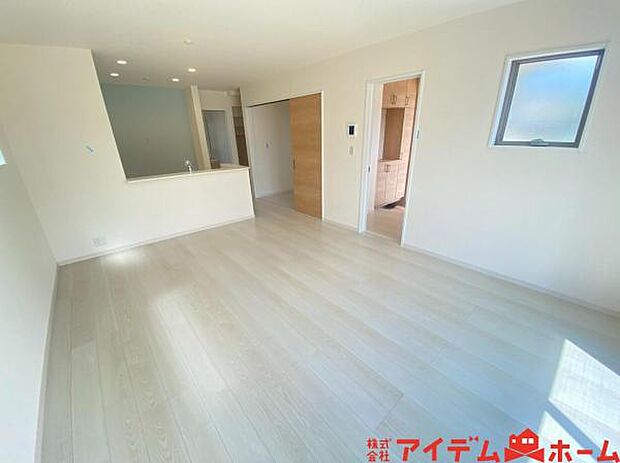 南向きのため明るい陽射しが射し込みます♪