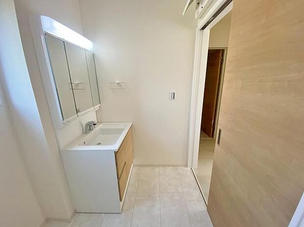 洗面からお化粧まで忙しい朝の準備にぴったりな洗髪洗面化粧台付き