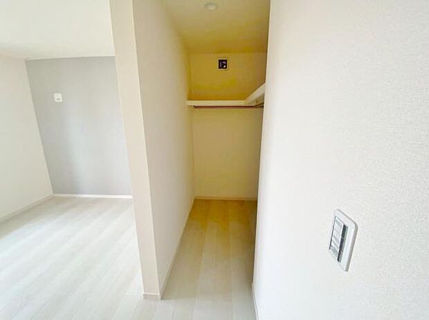 スーツケースなど大きなものからバッグや帽子など小物類も保管できます。