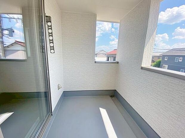 広々としたバルコニーには洗濯物もたくさん干せます