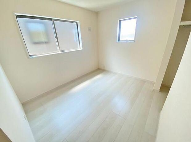 明るい洋室ではのんびりとお過ごしできます☆