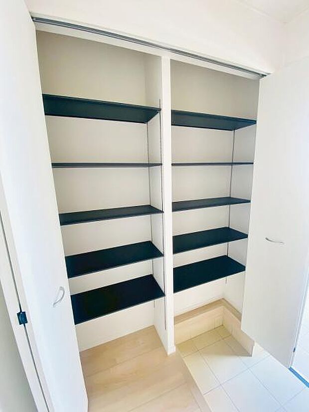 玄関収納 可動棚付きでスニーカーからロングブーツなど、靴の大きさに合わせた収納が可能です。