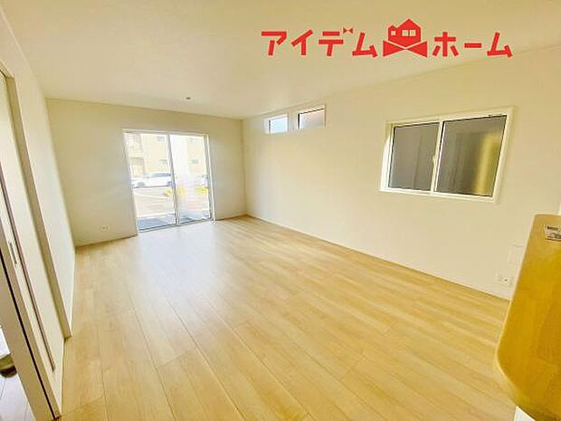 リビング 南向きのため明るい陽射しが射し込みます♪