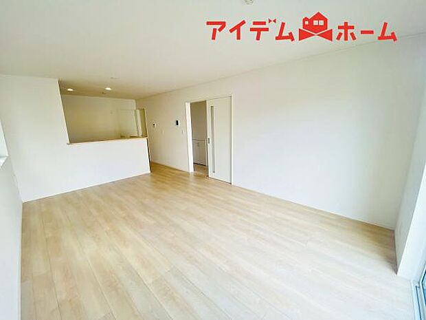 リビング 南向きのため明るい陽射しが射し込みます♪